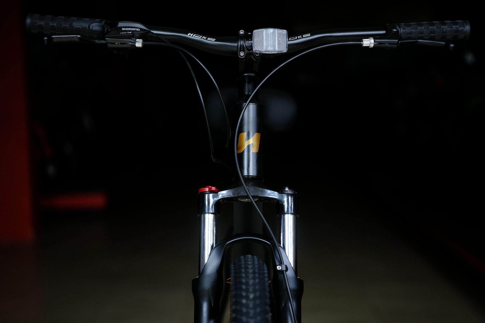 Вилка литая алюминиевая пружинная 100 mm с функцией регулировки и блокировки хода  HOKE ONE MAX 29 матовый чёрный-коричневый 21